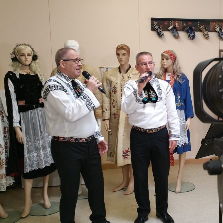 Wolf und Reini in siebenbürger Tracht